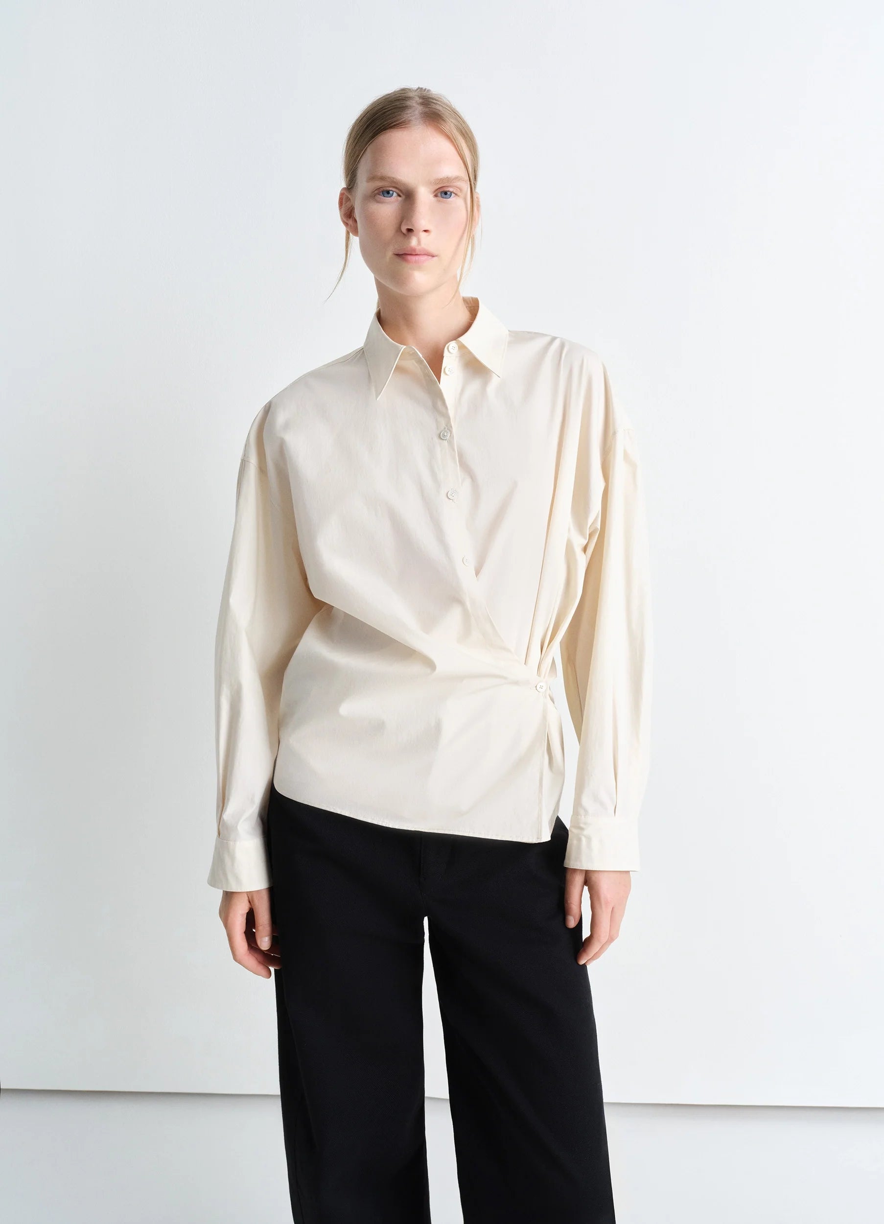 Soft Minimalism STRAIGHT COLLAR TWISTED SHIRT